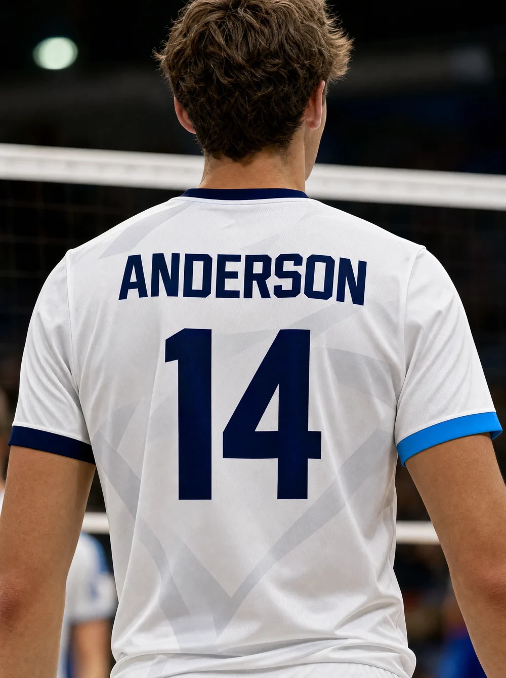 Close das costas da camisa de vôlei de quadra com número grande e nome do atleta em estampa sublimada
